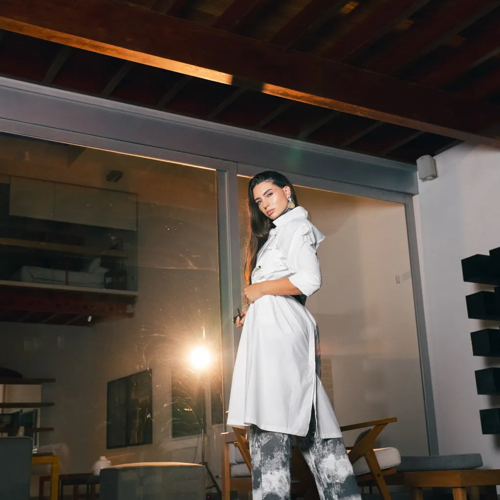Camisero blanco holgado con bolsillos de pechera, ideal para looks relajados o formales.
