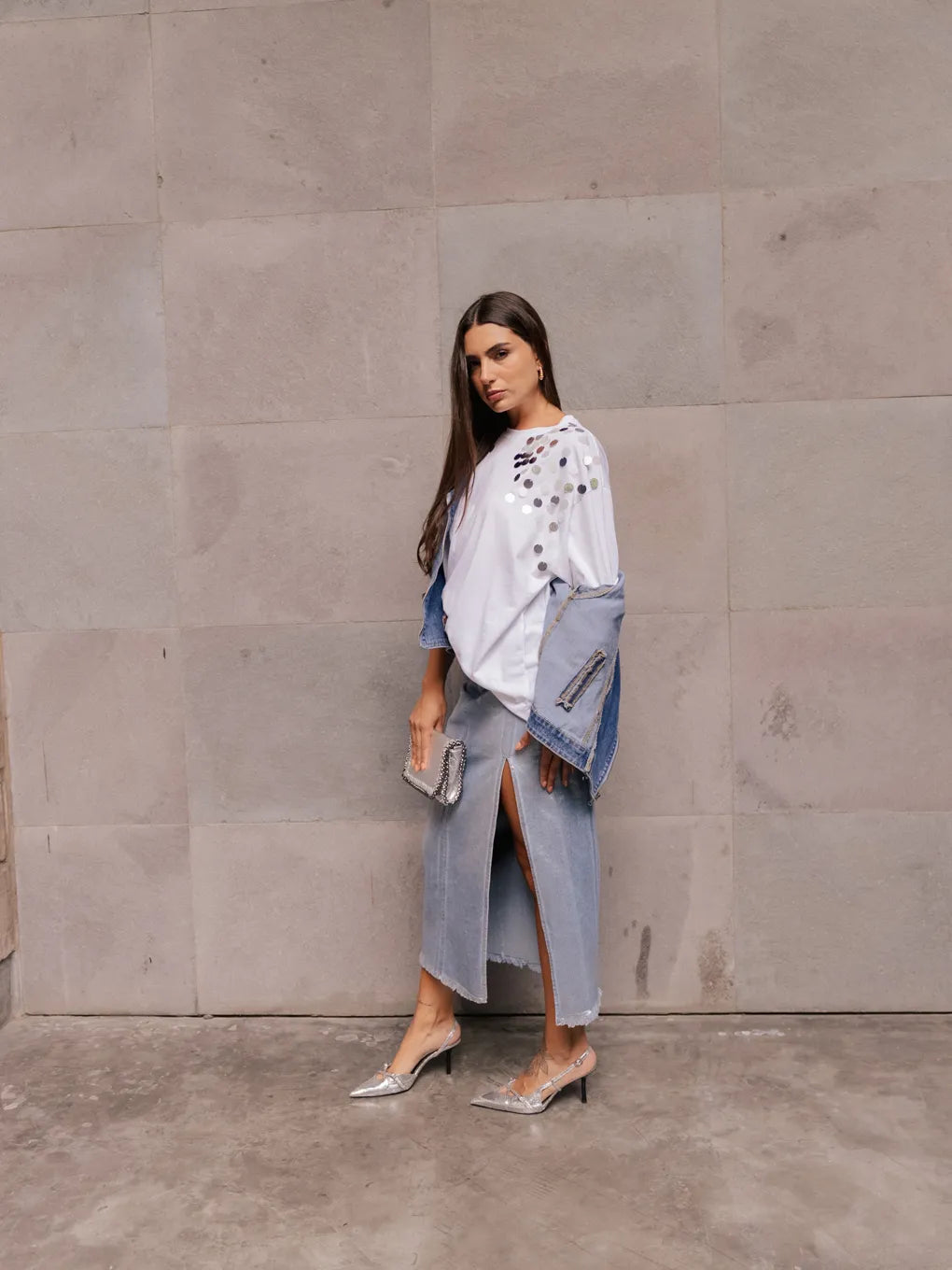 Falda larga de jean con abertura lateral, estilo casual y cómodo, vista lateral.