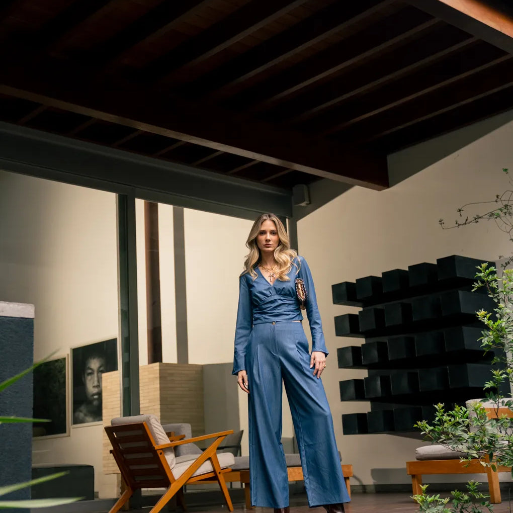 Pantalón denim con pliegues, diseño elegante y cómodo, vista frontal.