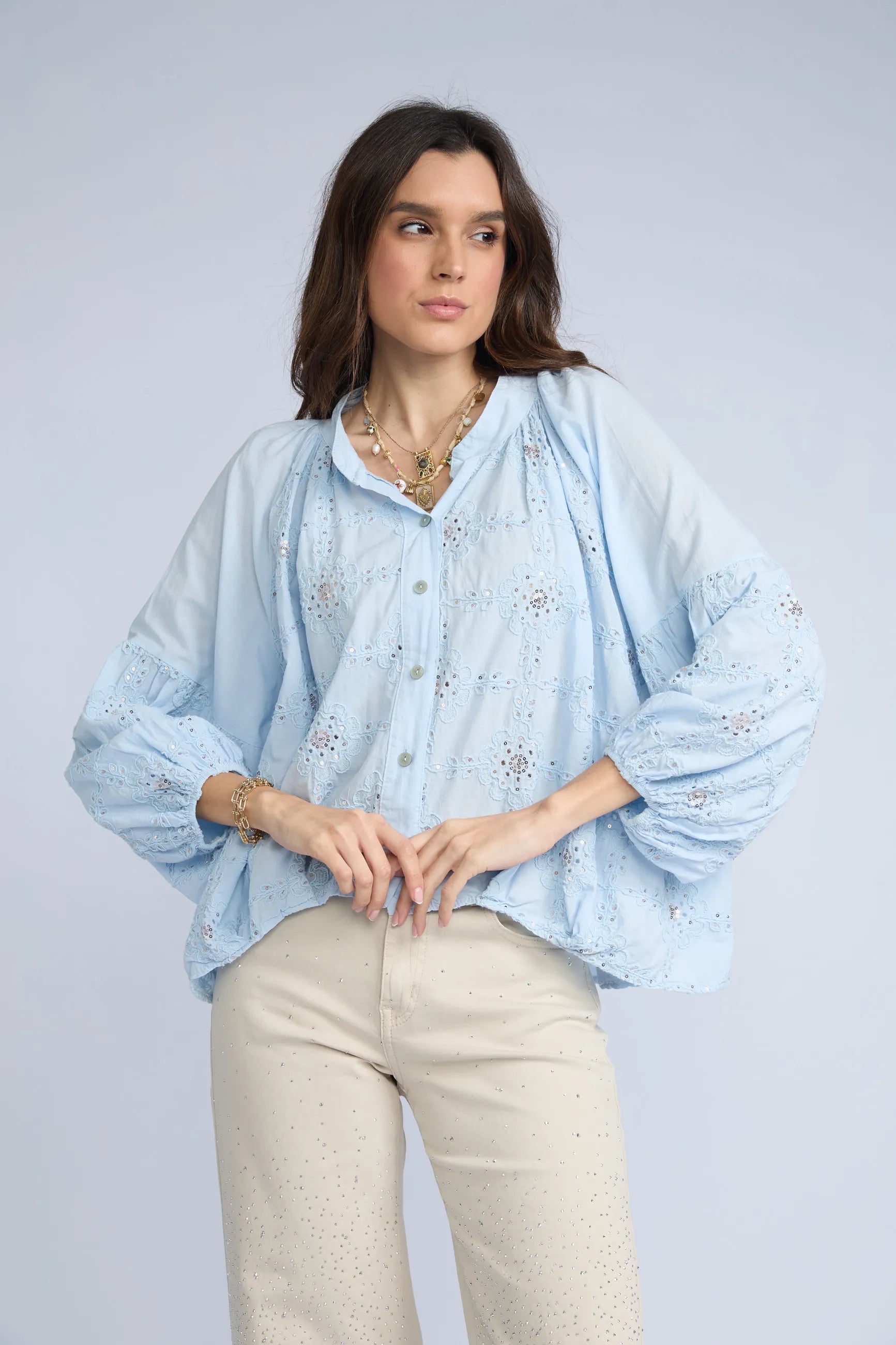 Blusa Bordada Cuello Neru