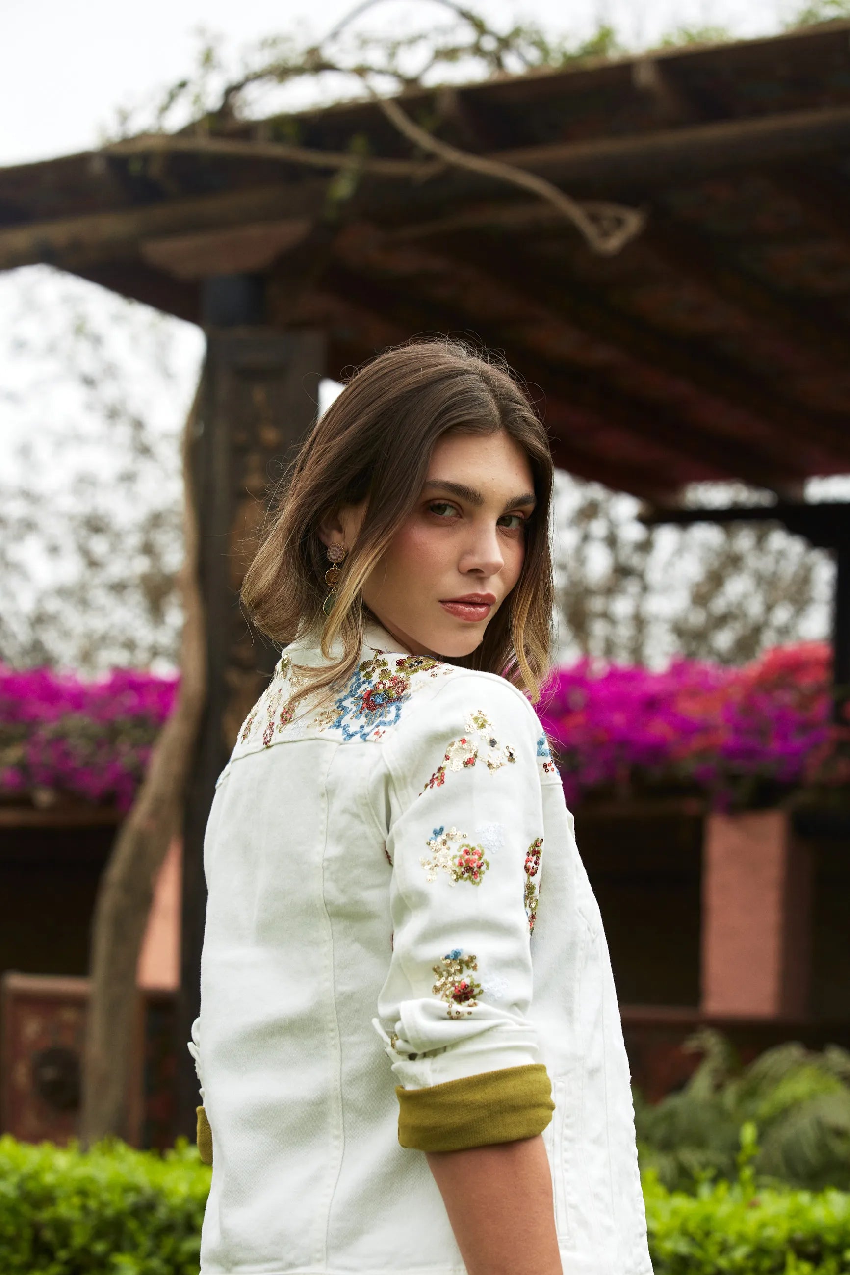 Casaca Denim Flores Bordadas