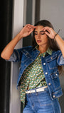 Casaca denim para mujer, prenda versátil y cómoda, perfecta para looks casuales.