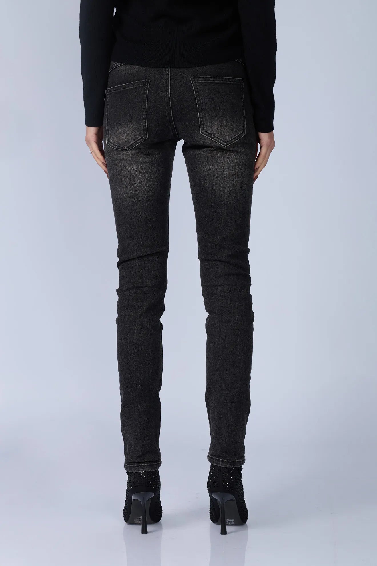 Jean Negro Skinny Tachas