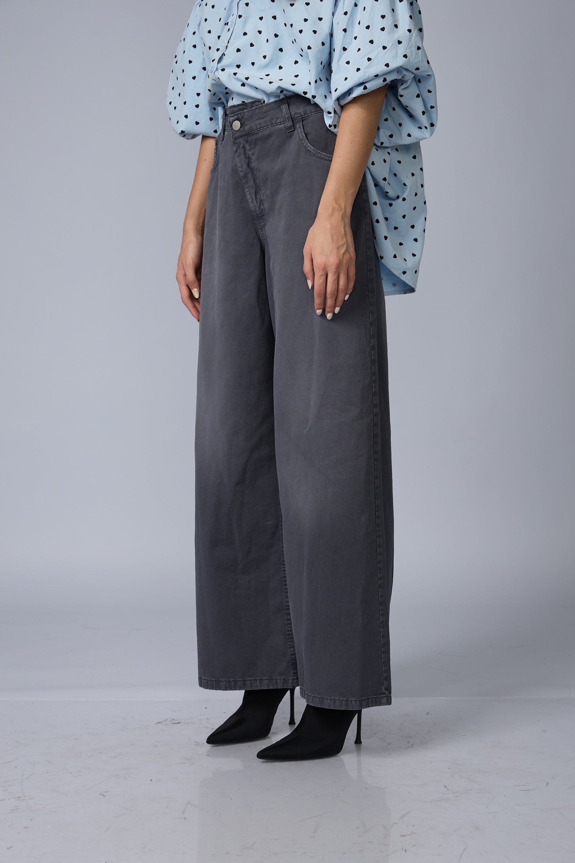 Pantalon Recto Boton Desfasado