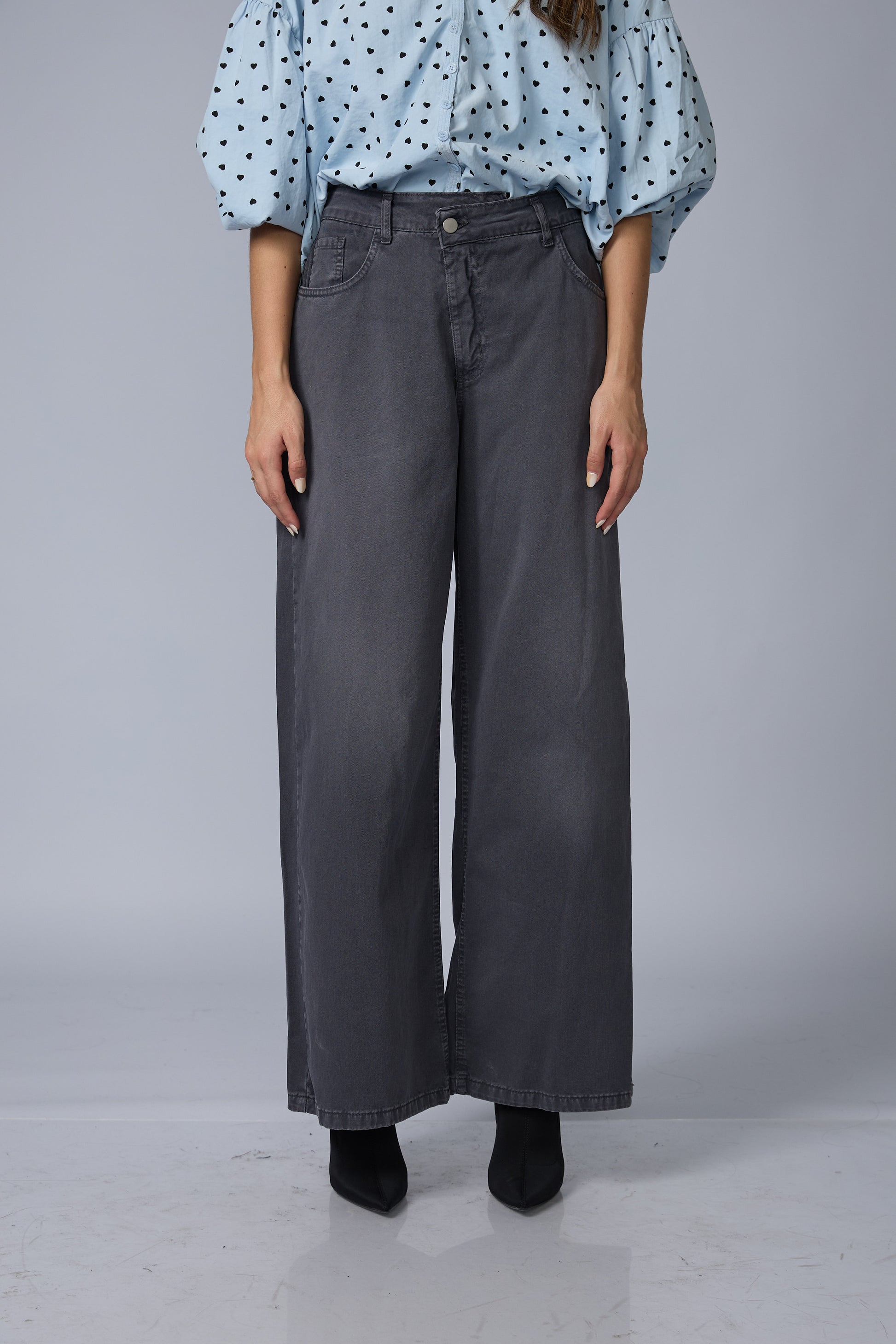 Pantalon Recto Boton Desfasado