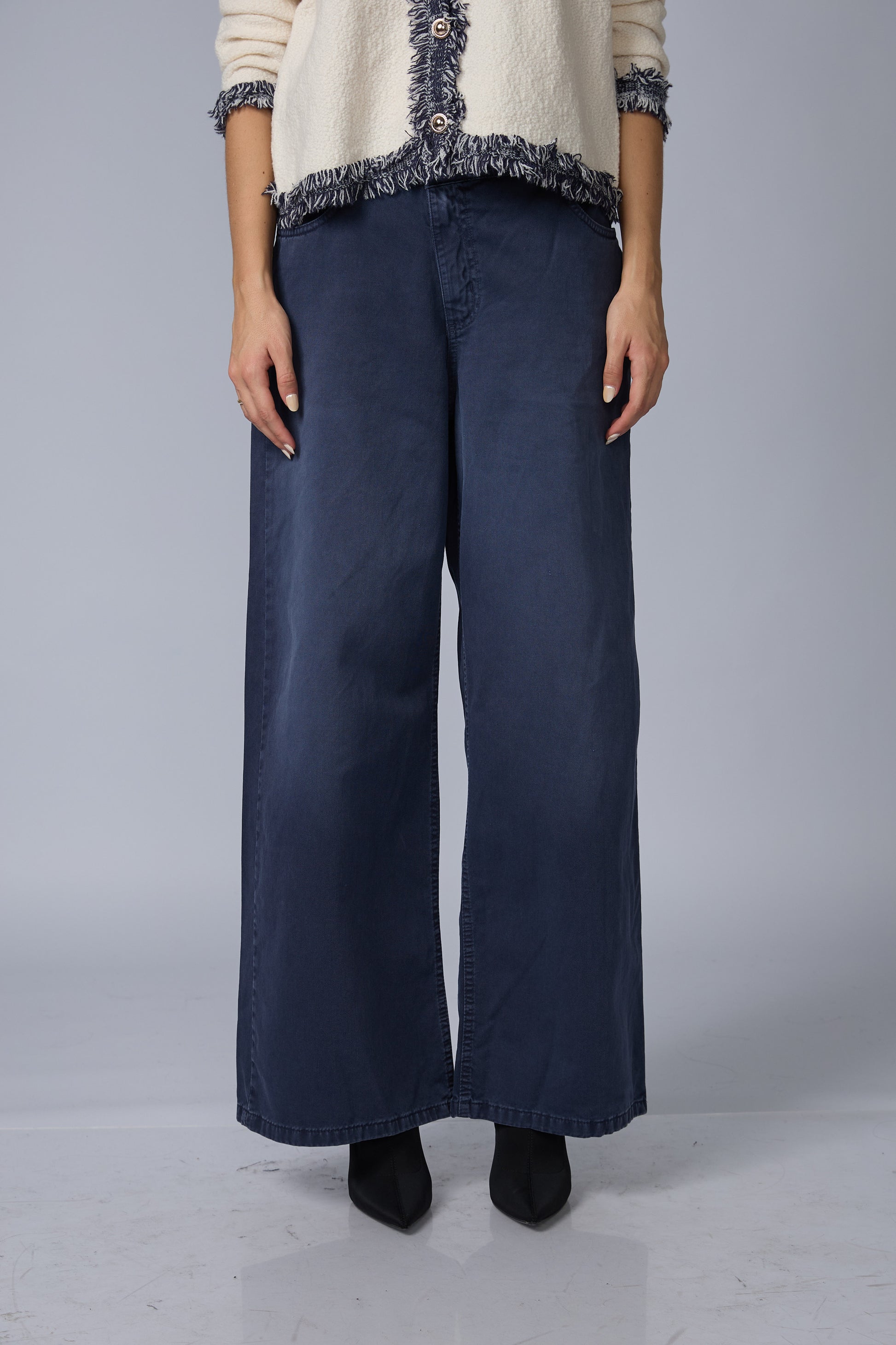Pantalon Recto Boton Desfasado