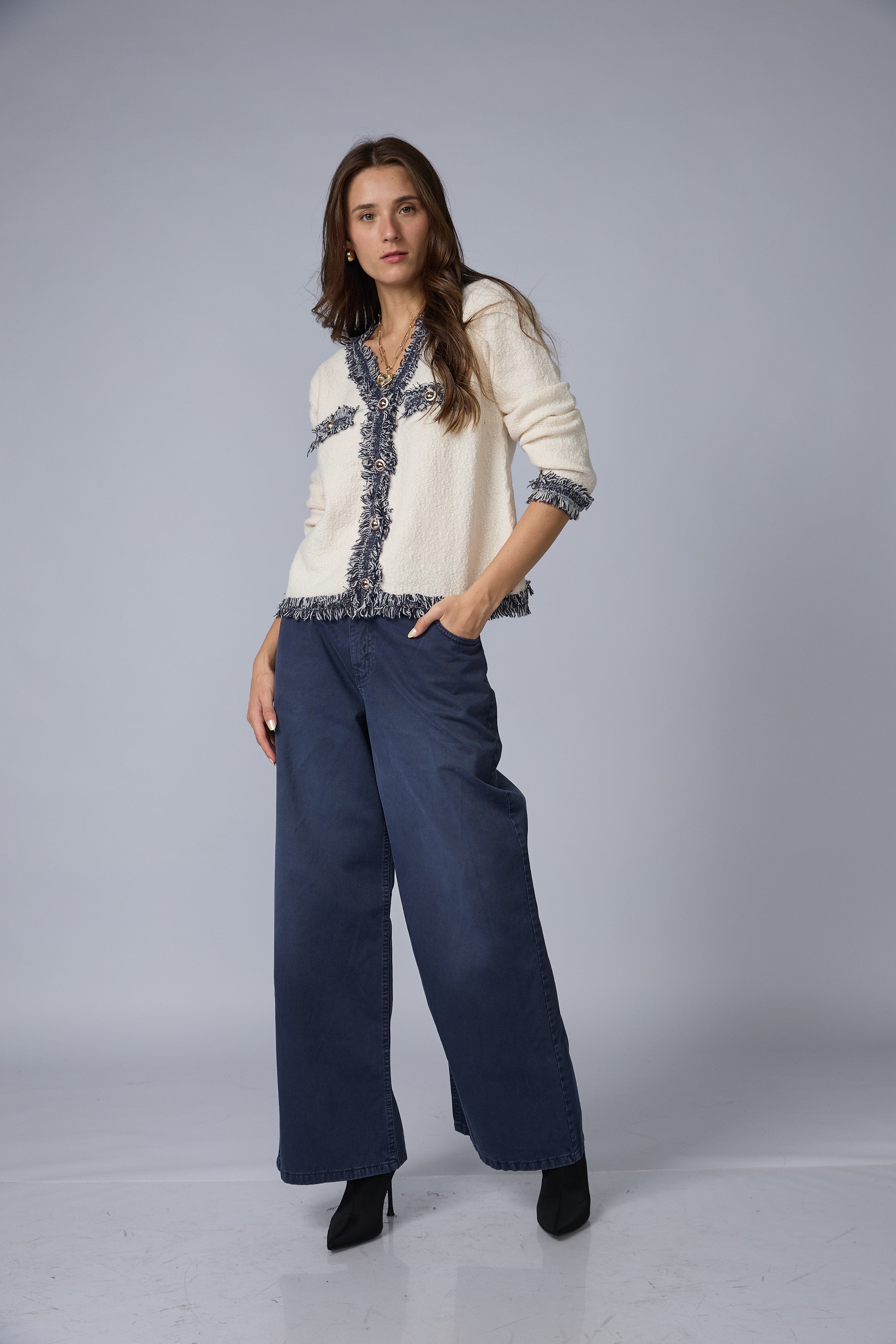 Pantalon Recto Boton Desfasado