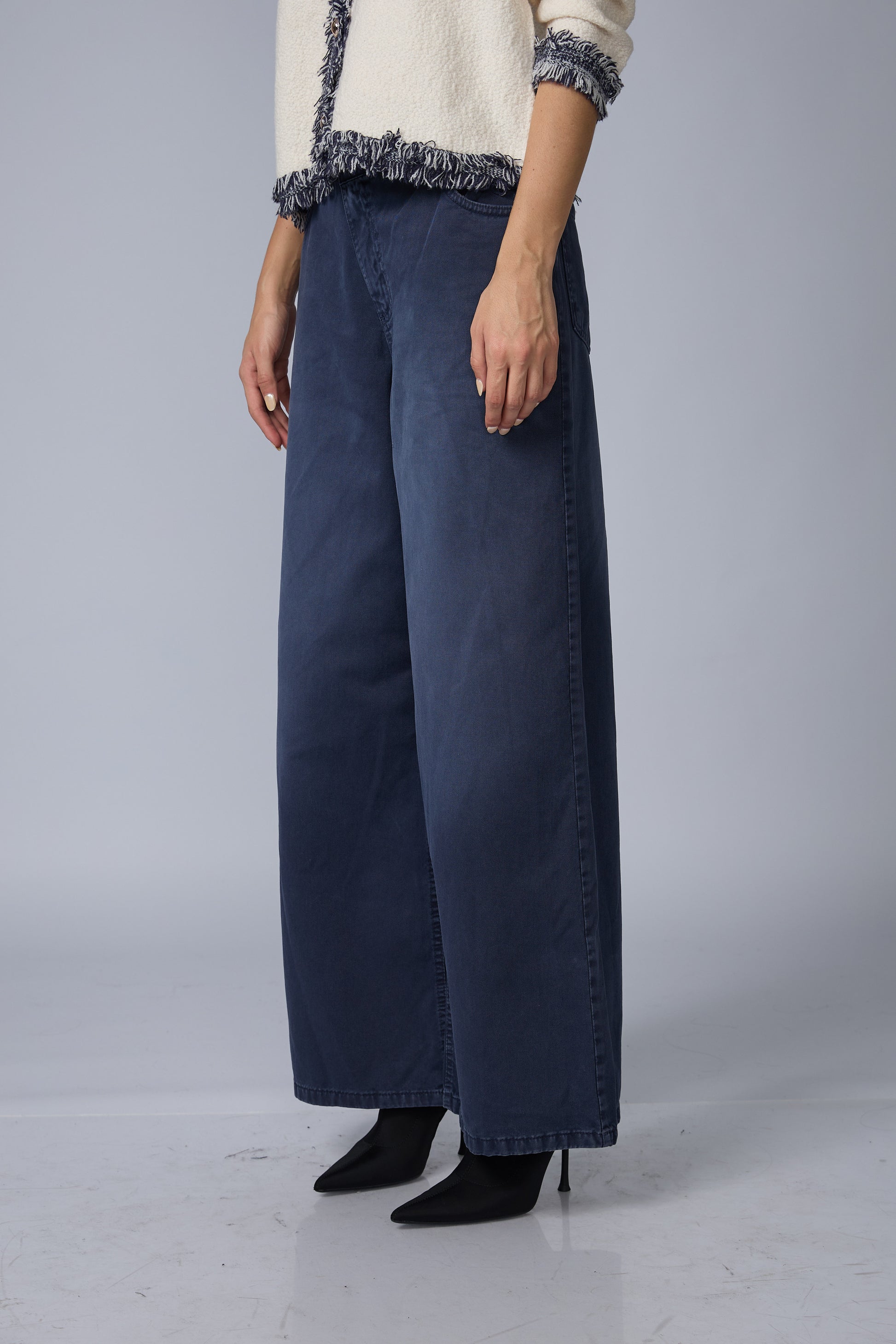 Pantalon Recto Boton Desfasado