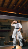  Camisero blanco de manga larga con bolsillos frontales, diseño elegante y atemporal.