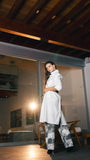  Camisero blanco holgado con bolsillos de pechera, ideal para looks relajados o formales.