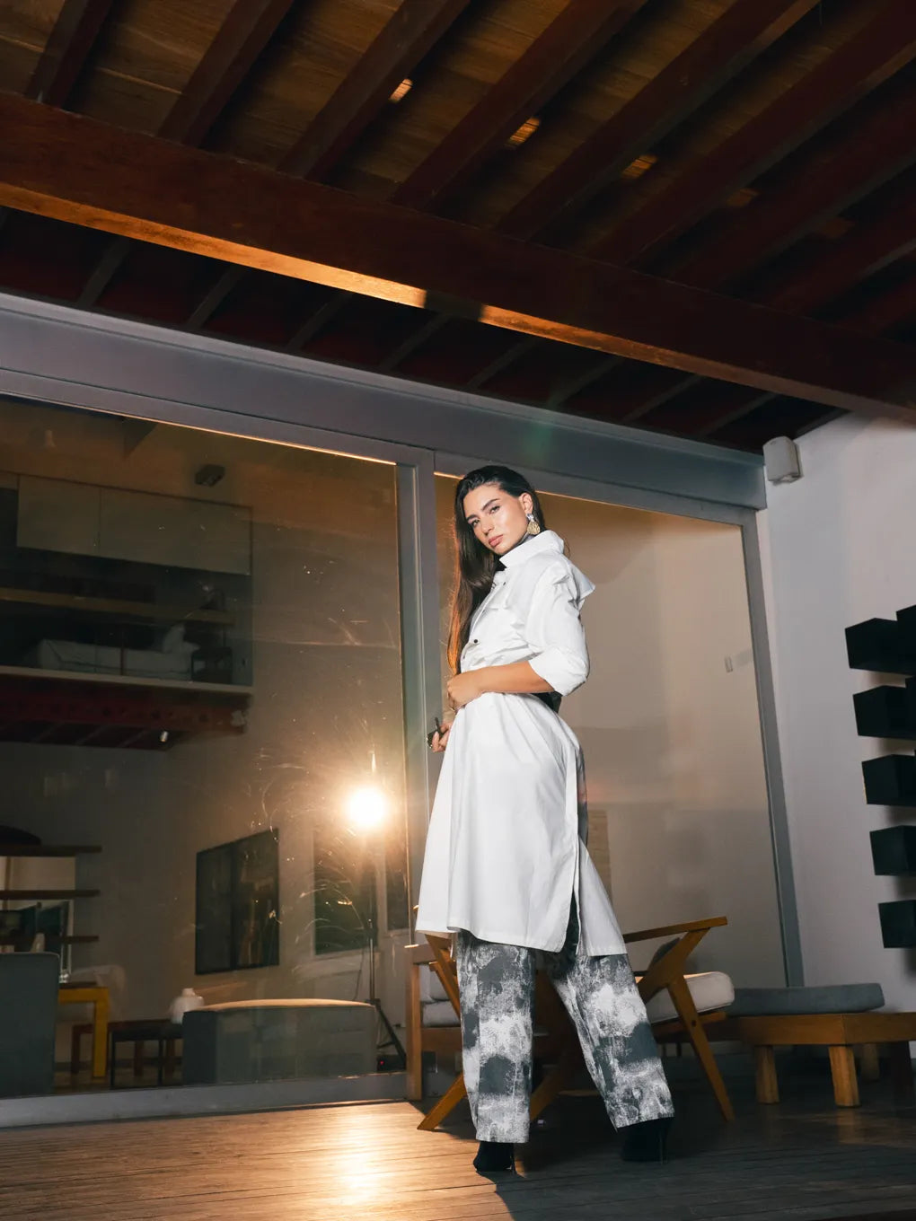  Camisero blanco holgado con bolsillos de pechera, ideal para looks relajados o formales.