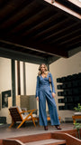 Pantalón denim con pliegues, diseño elegante y cómodo, vista frontal.