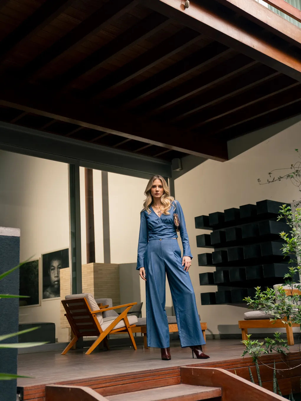 Pantalón denim con pliegues, diseño elegante y cómodo, vista frontal.