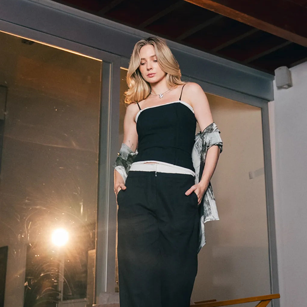 Top de tirantes bicolor para mujer, diseño moderno y versátil ideal para looks casuales.