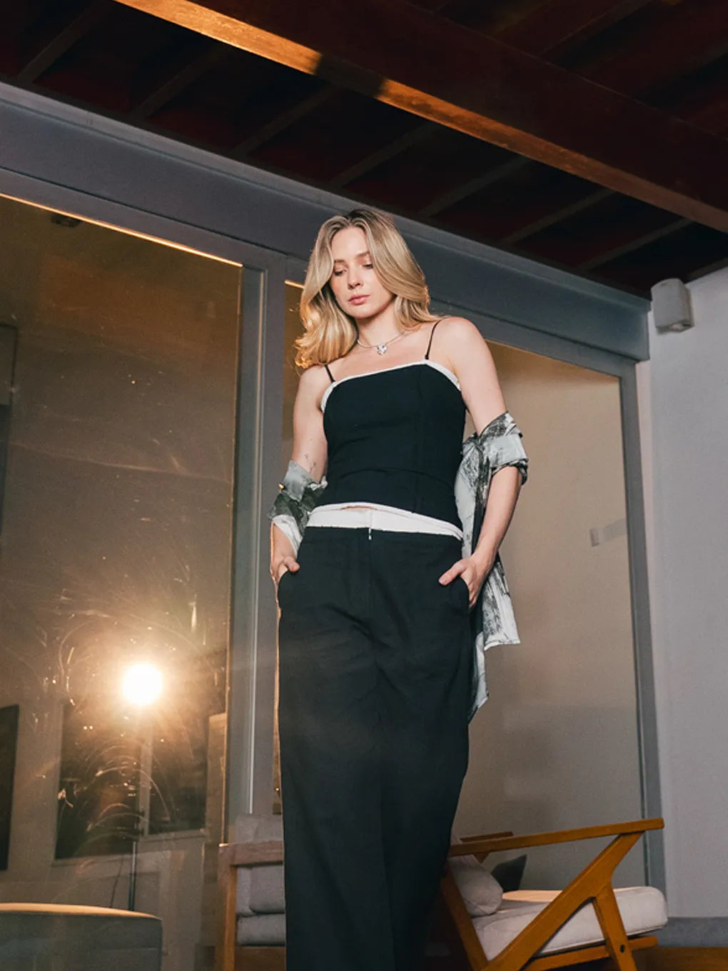 Top de tirantes bicolor para mujer, diseño moderno y versátil ideal para looks casuales.
